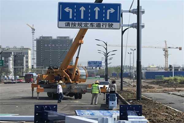 道路交通標(biāo)牌安裝現(xiàn)場(chǎng)